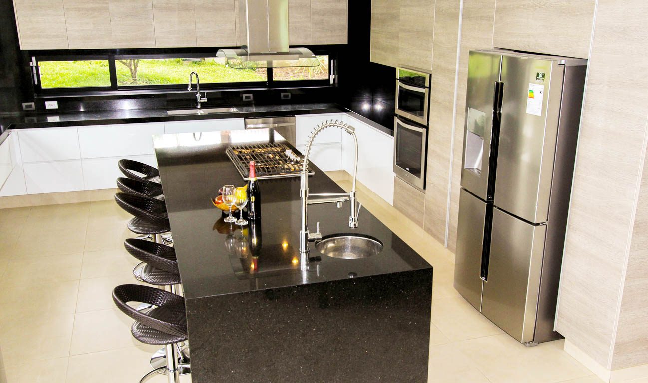 Cocina Isla madera – Remodela Cocinas Integrales